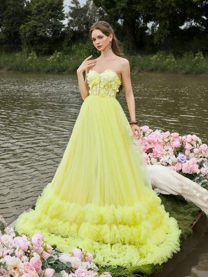 Faeriesty 优雅的无肩带心形领口衬里修身连衣裙，胸部饰有花朵，多层薄纱裙摆，系带露背，船领设计，适合花园、湖泊摄影、浪漫游艇拍摄、花卉主题、新娘写真、自然主题庆典等场合。