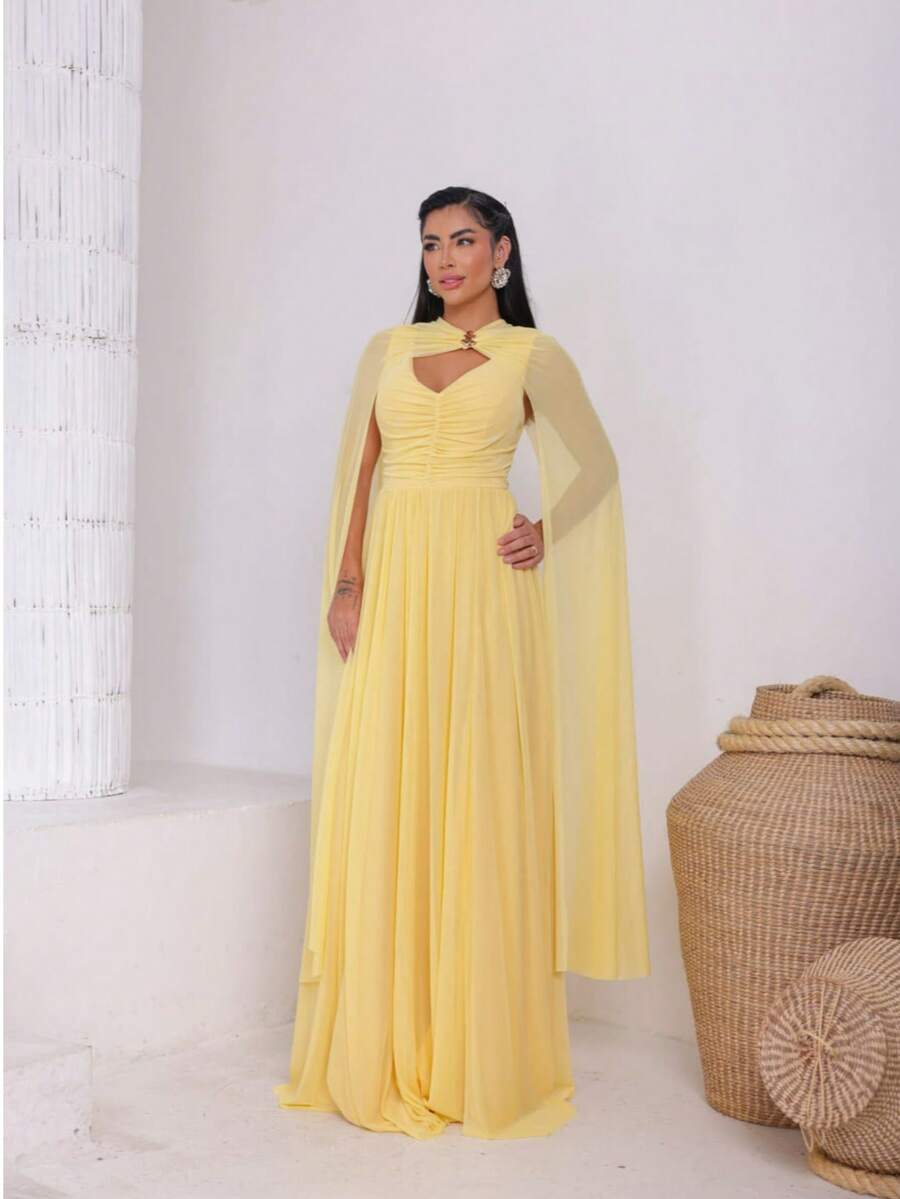 Long, Matte Yellow Party Dress For Bridesmaids At A Daytime Wedding With A Removable Cape And Metal Detail. - 黃色 - 查看 1
