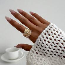 Gold-Plated Diamond Ring. Irregular Ring With Inlaid Diamonds, At The Forefront Of Fashion. Retro-Chic Metal Alloy Ring. - 金色 - 查看 2