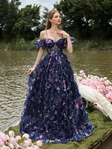 优雅露肩碎花连衣裙，高开衩设计，深V露背系带，多层雪纺裙摆，适合湖畔摄影、浪漫花园拍摄、新娘写真、天鹅主题拍摄以及自然风婚礼摄影派对。 - 藏蓝色 - 查看 4