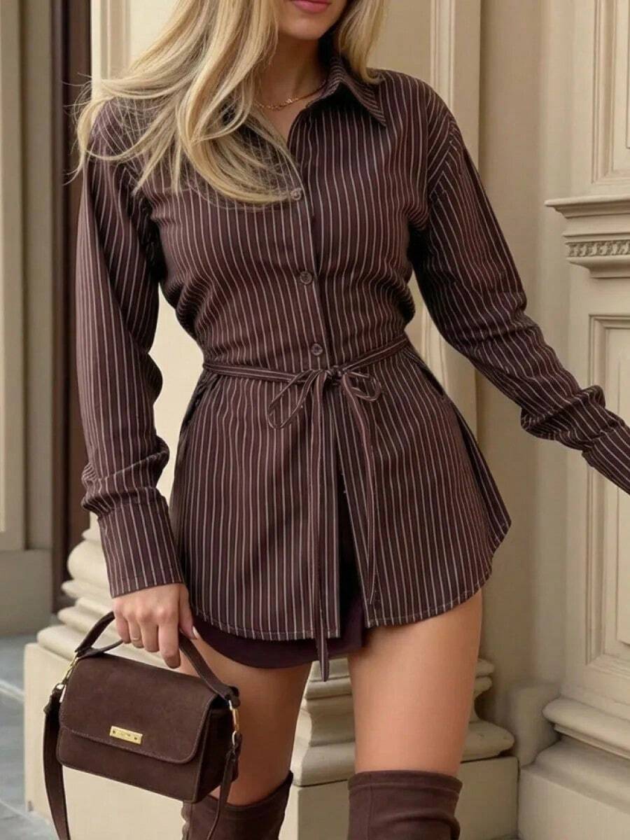 Áo sơ mi nữ kẻ sọc thời trang bằng polyester, áo kiểu tay dài cài cúc mùa xuân/hè với dây thắt eo điều chỉnh được tạo vẻ ngoài thanh lịch.