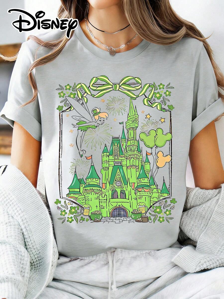 Disney Autorización Oficial de  | Camiseta de manga corta para mujer con temática del Día de San Patricio, con un estampado de ensueño de Campanilla y un castillo verde, y elementos de la suerte como tréboles, ollas de oro y globos de  para crear un ambiente festivo. Hecha de tela opaca, es lavable a máquina y perfecta para ir al parque y para uso diario, lo que la convierte en una prenda llamativa para tus atuendos festivos. - Gris - Ver 1