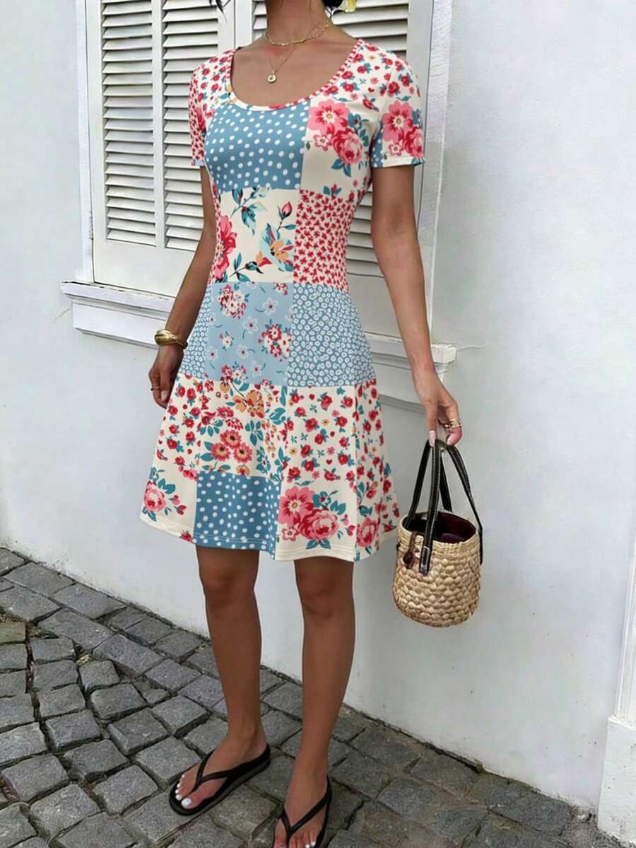 女士休闲印花波点中长连衣裙 - V 领，浅蓝色底，饰以粉色和红色花朵，荷叶边下摆，可机洗，春夏风格，度假风 V 领连衣裙，飘逸面料，适合派对穿着 - 彩色 - 查看 1