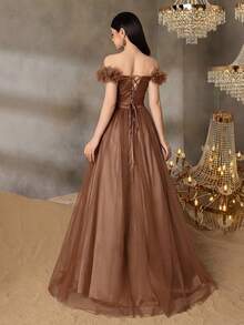 Vestido de graduación de tul Alisa&Leo para adolescentes - Diseño con hombros descubiertos y fruncidos con decoración floral esponjosa, con lazo y falda de tul con capas, adecuado para bailes escolares, fiestas de cumpleaños y otras ocasiones formales para adolescentes - Café integral - Ver 2