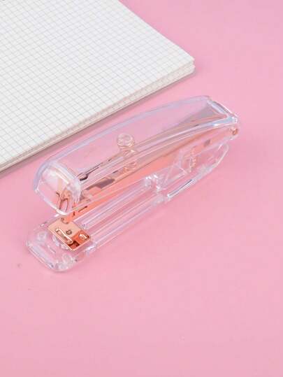 Una grapadora ligera y transparente dorada, artículos de papelería de estilo minimalista, una herramienta para encuadernar papeles y materiales de estudio, grapadora elegante