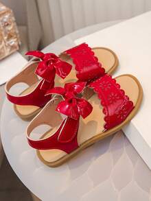 一双甜美的公主风红色蝴蝶结凉鞋，饰有镂空花朵和波浪形蕾丝，适合春夏穿着，也适合日常生活、派对、节日、海滩玩耍和其他场合。 - 紅色 - 查看 5