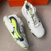 Nike Sabrina 2 青少年篮球鞋，具有减震和耐用外底 - 灰色/黑色/綠色 - 查看 1