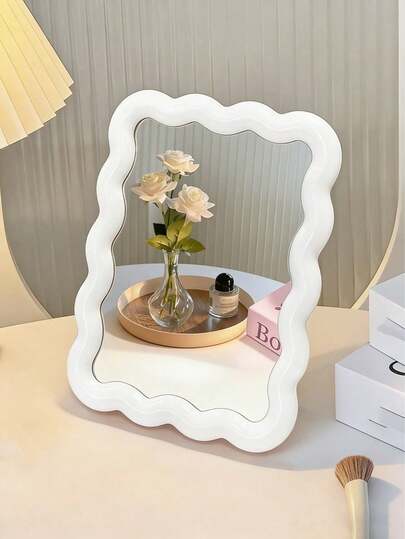 米白色波浪纹化妆镜，桌面/壁挂两用，适用于学生宿舍、梳妆台、小型办公室、化妆等场合，价格实惠，可作房间装饰、旅行、卧室等，是化妆配件的理想之选。
