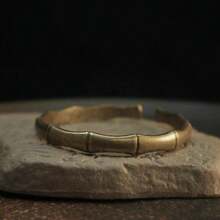 1件手工竹结几何铜手镯，仿生设计，兼具自然力量与韵律，适合专业人士或中国风爱好者佩戴，寓意稳步前进。 - 銅色 - 查看 9