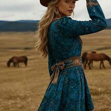 Women'S Long Dress With A Deep V-Neck In A Blue And Brown Western Cowboy Print For Spring And Summer, Featuring A Belted Waist For A Effect, And A Vintage  With A Flared Skirt - Chim công xanh - Xem 4