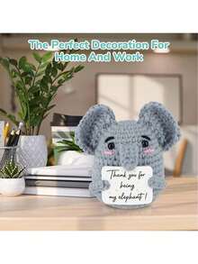 1件大象造型的钩针编织品，趣味十足，充满正能量。大象动物主题礼物，精美的手工钩织玩偶，送给女士、男士、朋友和同事的励志礼物。 - 彩色 - 查看 3