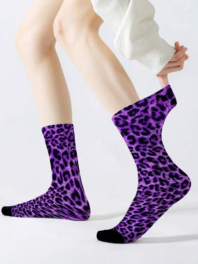 一双女士紫色豹纹印花短袜，时尚动物图案设计，适合各种场合和节日，360度数码印花中筒袜，豹纹印花设计，时尚嘻哈街头风格，涤纶材质，适合日常休闲、运动、派对、通勤、街头嘻哈运动，四季皆宜