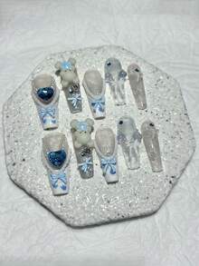 10片可爱3D蓝色小熊法式按压式假指甲，手工卡通长指甲贴片，带蝴蝶结、珍珠、爱心亮片，美甲用品女孩礼物（1张果冻贴纸+1个指甲锉） - 藍白色 - 查看 9