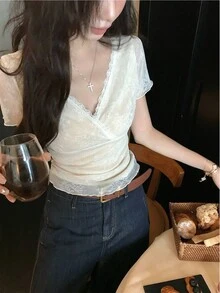杏色蕾絲拼接V領短袖女款T恤，夏季薄透低彈性修身收腰上衣，成熟風修身顯瘦上衣 - 杏米色 - 查看 6