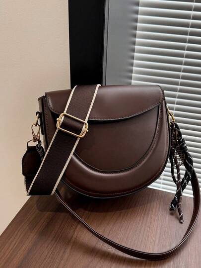 2026新款女士单肩包/斜挎包，简约设计，纯色高品质面料，可拆卸可调节肩带，配有可爱吊坠，时尚奢华手提包，适合派对和日常通勤，是情人节和斋月送给女友/妻子的完美礼物。