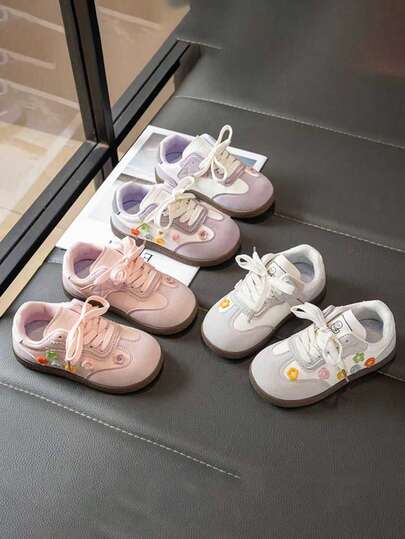 1双女童软底轻便舒适多功能室内/室外休闲跑步鞋，适合春秋季穿着