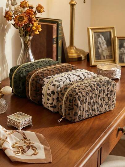 这款豹纹灯芯绒化妆包容量大，设计独特时尚，并配有可重复使用的涤纶内衬。它还可以用作旅行收纳包和日常通勤包，可存放硬币、钥匙和小物件。目前这款化妆包正值返校季热销，也是伴娘和新娘派对的绝佳惊喜礼物，同时也是情人节、感恩节、三王节、春节和生日的完美之选。