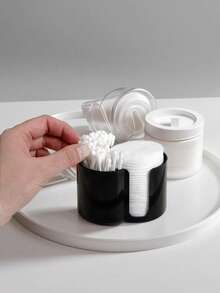 3M Hộp đựng bông tẩy trang và bông lau 2 trong 1 có thể chứa cả bông tẩy trang và bông lau cùng lúc, ngăn ngừa lây nhiễm chéo và giữ gìn vệ sinh. Thiết kế nhỏ gọn và nhẹ giúp tiết kiệm không gian. Thích hợp cho phòng tắm và bàn trang điểm, cũng có thể dùng để đựng các vật dụng nhỏ khác. Bền và dễ vệ sinh. - Nhiều màu - Xem 4