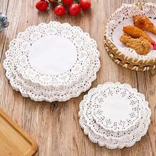 100 piezas de manteles individuales de papel de encaje perforado - Manteles individuales decorativos con patrón floral, aptos para uso en la cocina, para pasteles, pizzas y alimentos fritos - Decoración esencial para la cocina y el comedor - Ver 3