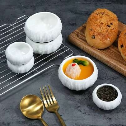 一套海胆造型的苏菲甜点碗套装，包含调味托盘（辣椒酱、芥末酱、酱油、黄油）、小吃碗、蒸蛋碗、刺身盘和鱼子酱盘，是节日派对装饰的必备之选。