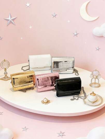 这款全新极简方形托特包休闲、简约又时尚。翻盖设计使其适合青少年、购物、旅行和聚会等场合，轻松收纳日常必需品。这款百搭单品深受时尚达人喜爱，可轻松搭配各种风格和场合，是馈赠亲朋好友的理想之选。