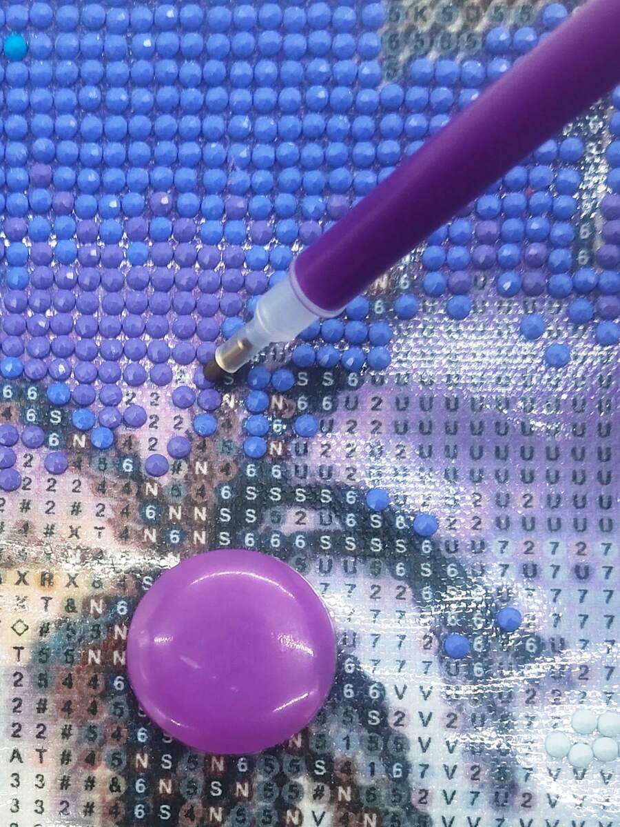 Bộ dụng cụ tranh đính kim cương màu tím - Mỗi bộ gồm 1 bút đính kim cương 1/3/6/9 viên, 8 viên đất sét đính kim cương tròn màu tím, 1 hộp đựng. - Bộ - Xem 1