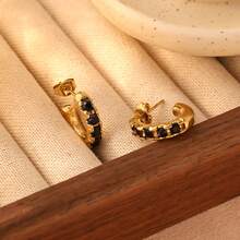 一对轻盈奢华简约的高端锆石C形耳环，不锈钢材质，女士耳环，适合日常百搭的派对佩戴 - 彩色 - 查看 9