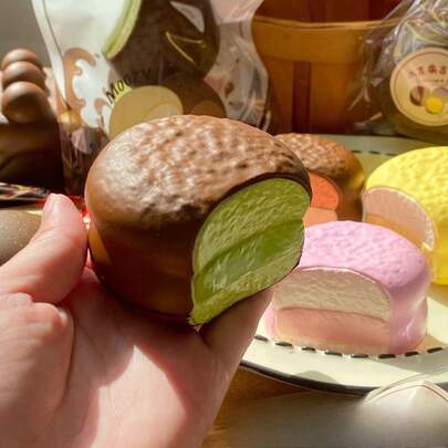 Squishy Långsam Rebound Klämleksak - Bröd Mjuk Långsam Klämleksak - Matcha Gräddrulle - Choklad Gräddrulle - Gräddrulle - Förkroppsligande - Djävul - Parlek - Katt Present - För Flickor - För Pojkar - Jul - Leksak - Demon - Interaktiv - Partylek - Spel - Jag Leker - Stitch Toys Reseleksaker Klassrumsleksaker Minileksaker Badleksaker Julprylar Stressboll Födelsedagspresent - Julklapp - Perfekt Present