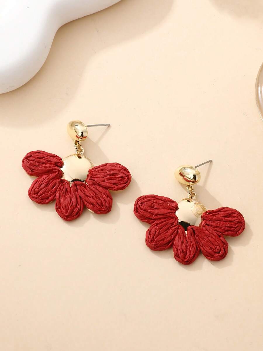 一对红色拉菲草绳编织五瓣花造型复古优雅耳环，适合旅行、野餐、婚礼、朋友聚会等场合佩戴。