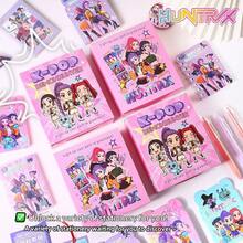 K-POP粉丝神秘礼盒 - 随机文具和配件，包含可爱卡通人物和收藏品，为您带来快乐时光 - 彩色 - 查看 4