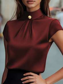 Blusa feminina moderna, elegante e casual para o dia a dia, estilo cardigã urbano, com gola alta, botões metálicos decorativos, zíper invisível nas costas e mangas curtas. Ideal para o verão. - Borgonha - Ver 2