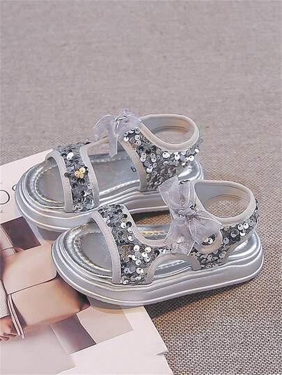 1双银色亮片儿童凉鞋，儿童运动凉鞋，女童婴儿凉鞋，时尚魔术贴设计，软底幼儿鞋，休闲防滑平底沙滩鞋，适合户外、派对、旅行、夏季等多种场合