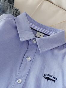 Áo sơ mi dài tay cho bé trai với họa tiết thêu hình cá mập, kiểu dáng đồng phục học sinh. - Màu xanh lam - Xem 3