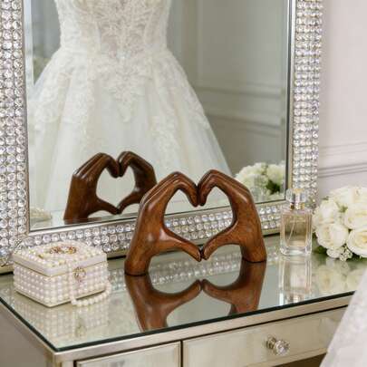 Minimalist Heart-Shaped Hand Sculpture, Resin Material Love Hand Gesture Statue | Faux Wood Grain | Love Sculpture | Suitable For Bedroom And Living Room | Wedding Table And Home Decor | Valentine's Day | Mother's Day | Father's Day | Perfect Gift For Wedding And Anniversary