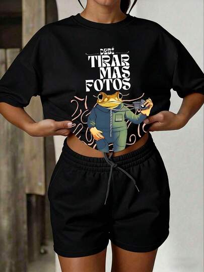 Nowy, wiosenno-letni, sportowy T-shirt z okrągłym dekoltem i krótkim rękawem, w jednolitym kolorze, w kolorze czarnym, dopasowany do sylwetki. Idealny na randki w Walentynki, wiosenno-letnie imprezy na plaży, wesela, przyjęcia urodzinowe i wakacyjne wyjazdy. Swobodny, a zarazem elegancki, odpowiedni do dojazdów do pracy, do pracy, wyszczuplający, uniwersalny i idealny na wakacje i powrót do szkoły. Styl uliczny, trend Y2K, odpowiedni na spotkania, imprezy, randki, wakacje, plażę, do domu i w podróż. Unisex, odpowiedni dla par i rodzin, na powrót do szkoły, przyjęcia urodzinowe, Walentynki, ubrania sylwestrowe, bluzki sylwestrowe, bluzki damskie, bluzki damskie na wiosnę/lato o czystym i uwodzicielskim stylu.