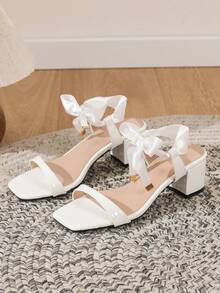 春夏白色优雅高跟凉鞋，白色缎面蝴蝶结露跟粗跟露趾婚鞋，女士 - 白色 - 查看 1