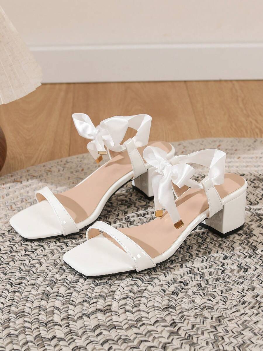 春夏白色优雅高跟凉鞋，白色缎面蝴蝶结露跟粗跟露趾婚鞋，女士 - 白色 - 查看 1