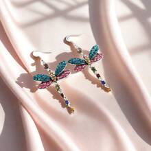 1 Đôi bông tai tua rua hình chuồn chuồn nhiều màu sắc đính đá lấp lánh, thiết kế thời trang và thanh lịch, bông tai thường ngày duyên dáng, phụ kiện không thể thiếu cho kỳ nghỉ của phụ nữ, phù hợp để đeo hàng ngày, dự tiệc, du lịch, lựa chọn quà tặng hoàn hảo. - Nhiều màu - Xem 4