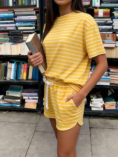 两件套夏季四季新款宽松休闲提花条纹圆领短袖上衣和抽绳短裤套装，适合休闲、户外运动、居家穿着，百搭单品