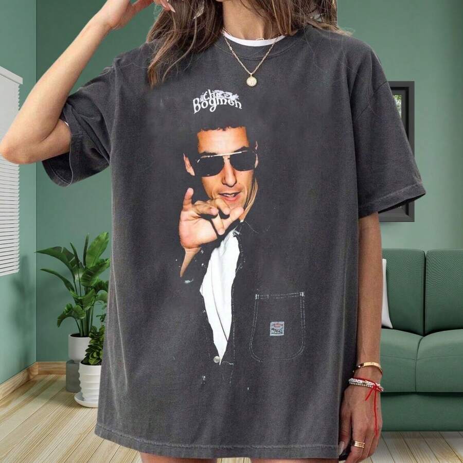 Adam Sandler Inspired Graphic T-Shirt Vintage Comedy Tee 90s Movie Fan Shirt Washed Cotton Unisex Tee - 黑色 - 查看 1
