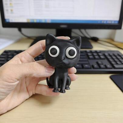 新款猫形眼镜框装饰，可爱黑猫眼镜架，创意动物造型桌面摆件。它不仅是实用的眼镜收纳架，更是一件可爱的装饰品。哑光黑色的细腻质感，搭配大眼睛的萌趣设计，适合学生、上班族使用，也是馈赠亲友的贴心礼物，兼具收纳和装饰功能，为桌面增添趣味。