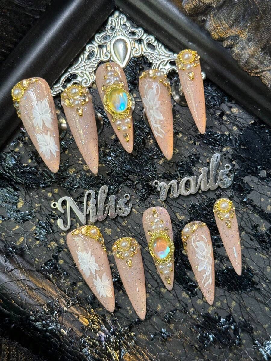 10片装尖头亚克力美甲套装，浅粉色甲片，手绘花卉图案，混合细闪粉，3D椭圆形宝石包金边，白色珍珠搭配金钻和金属链，Y2K风格美甲套装，3D水滴设计，适合女性和女孩，可用于节日、日常、工作、聚会等场合，套装包含1个迷你指甲锉和1个双面胶标签，也是送给女孩的绝佳礼物。