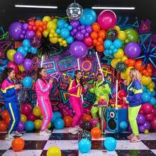 Bộ vòng cung bóng bay neon 118 mảnh này bao gồm các bóng bay màu cam, xanh lá cây, xanh dương, hồng đậm, vàng, tím và chấm bi đen, hoàn hảo cho các bữa tiệc theo chủ đề neon thập niên 80 và 90, lễ kỷ niệm sinh nhật cầu vồng, phông nền tiệc disco, đám cưới và lễ tốt nghiệp. - Xem 4