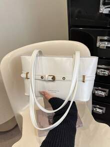 时尚新款纯色五金皮带扣设计个性手提包，经典百搭的字母装饰实用女士单肩包，适合购物、装钱包、休闲出行，也适合年轻女性、大学生、职场新人及白领人士。非常适合办公室、大学、工作、商务、通勤、户外活动、旅行和郊游等场合。 - 白色 - 查看 4