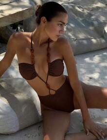 棕色优雅性感复古串珠镂空系带连体泳衣，胸部褶裥设计，纯色，适合春夏海滩度假、泳池派对、毕业典礼、生日派对和舞蹈等场合穿着。 - 棕色 - 查看 4