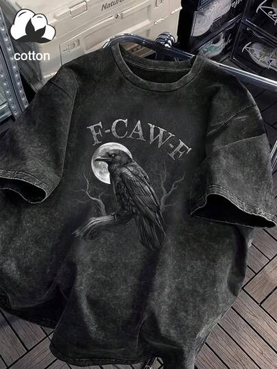大码女式日常“F-CAW-F”文字图案圆领短袖T恤，饰有树枝上的乌鸦、月亮和枯树图案，适合春夏秋季穿着。这款大码短袖T恤也可作为圣诞外出上衣、度假装、节日服装、情人节上衣、情人节服装、度假装、情人节服装、狂欢节服装和办公室服装穿着。