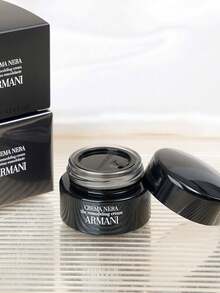 Giorgio Armani 乔治·阿玛尼 [迷你装] CREMA NERA 塑颜霜 15ml / 三维立体塑颜：下颌线提升2°，颧骨提升14%，法令纹提升15%。这款面霜蕴含更高浓度的微粉化Reviscentalis™成分，并添加鼠李糖和胜肽，令肌肤呈现立体轮廓。丝滑质地，触肤即融，在肌肤表面形成紧致薄膜。 - New - 15ml - 查看 5