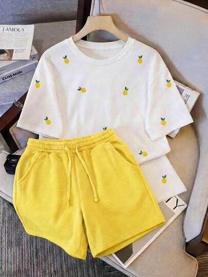 Conjunto casual de dos piezas para mujer - camiseta de manga corta con estampado de limones + pantalones cortos con cordón, un atuendo cómodo adecuado para el uso diario.