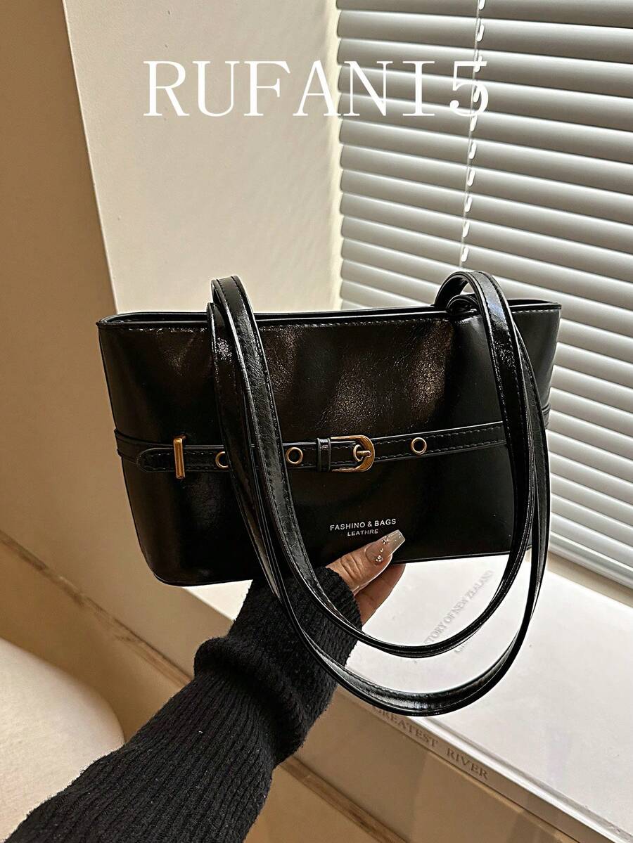 时尚新款纯色五金皮带扣设计个性手提包，经典百搭的字母装饰实用女士单肩包，适合购物、装钱包、休闲出行，也适合年轻女性、大学生、职场新人及白领人士。非常适合办公室、大学、工作、商务、通勤、户外活动、旅行和郊游等场合。