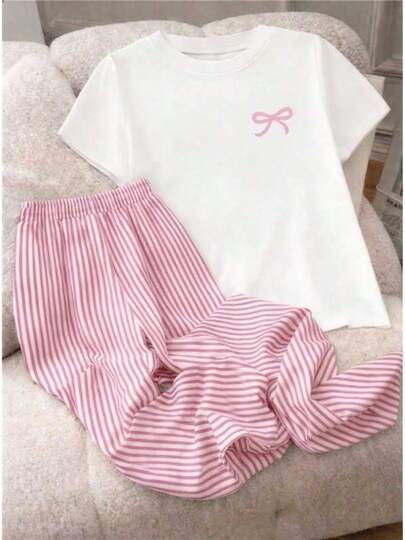 Camiseta de manga corta con estampado de lazo retro americano + pantalones de pierna ancha a rayas rosas y blancas, conjunto de dos piezas, ropa casual holgada y estilizadora para el hogar, conjunto versátil con tacto de algodón cómodo.